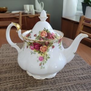 (SLD) Vintage Royal Albert Old Country Roses Teapot